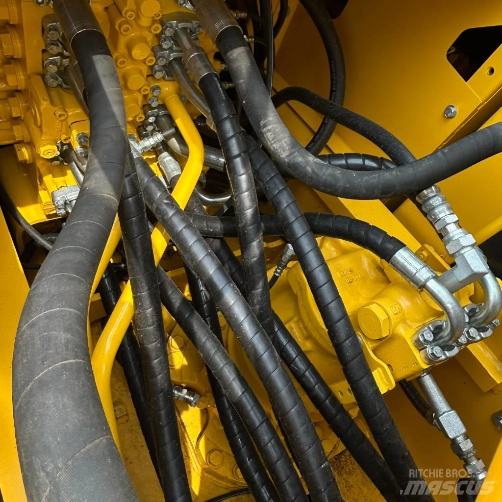 Komatsu 220-8 Crawler excavators