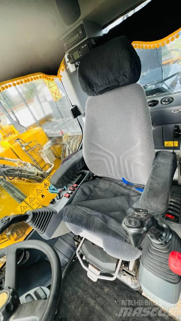 Komatsu PW 158 Wheeled excavators