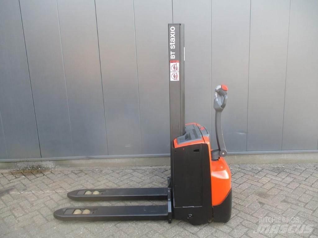 BT SWE 080L Pedestrian stacker