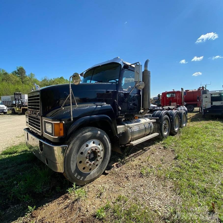Mack CHN613 Prime Movers