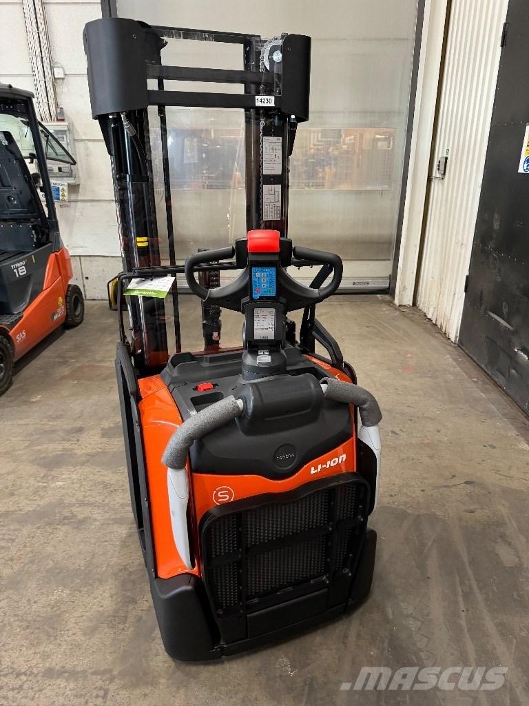 Toyota SPE140L Pedestrian stacker