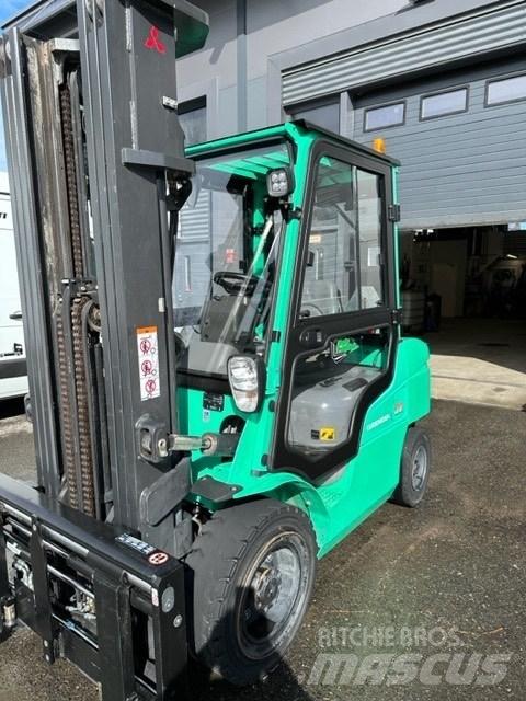 Mitsubishi FD30N Diesel trucks