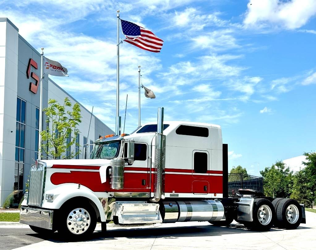 Kenworth W 900 Prime Movers