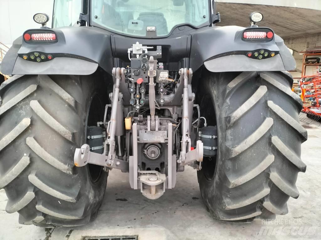 CLAAS Axion 810 Tractors