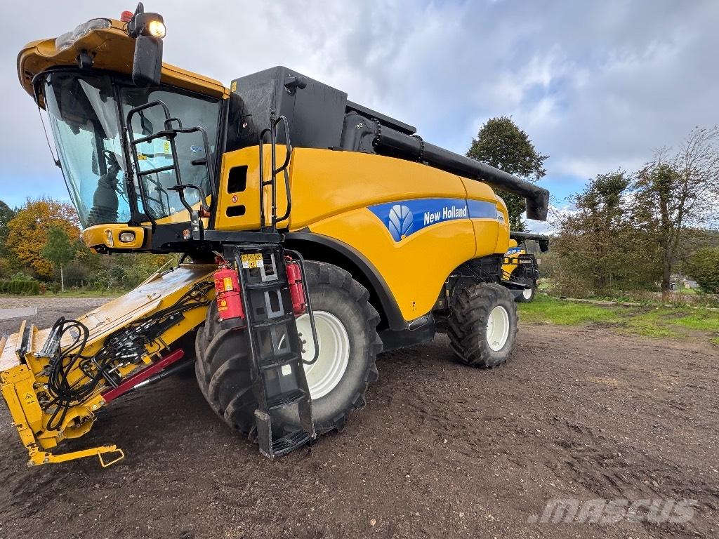 New Holland CX 8070 Combine harvesters