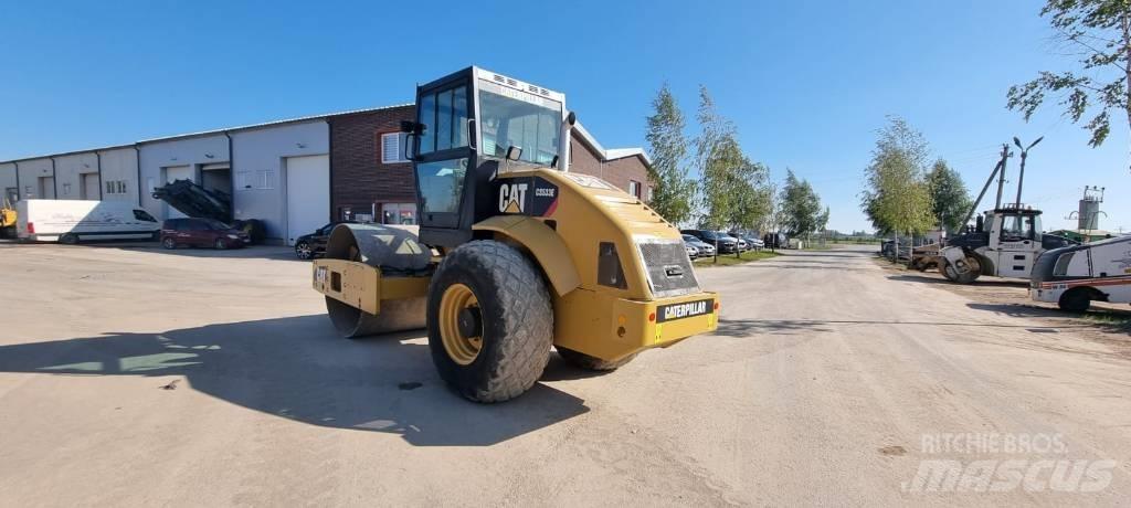 CAT CS 533 Single drum rollers