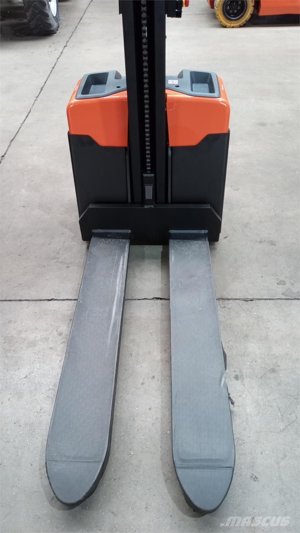 Toyota HWE100 Self propelled stackers