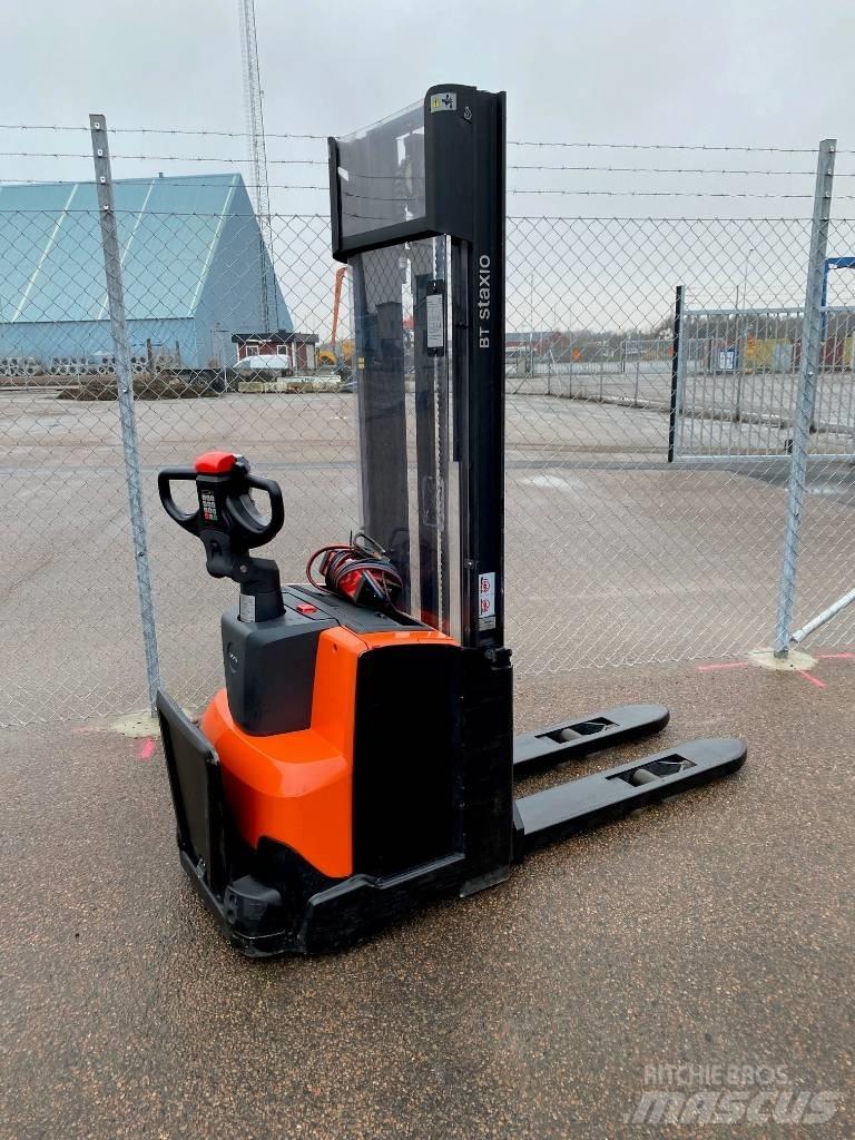 Toyota SWE120 Pedestrian stacker