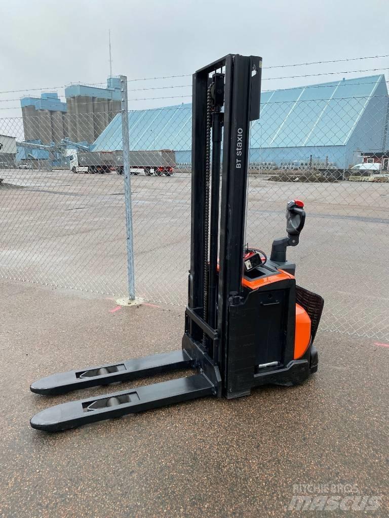Toyota SWE120 Pedestrian stacker