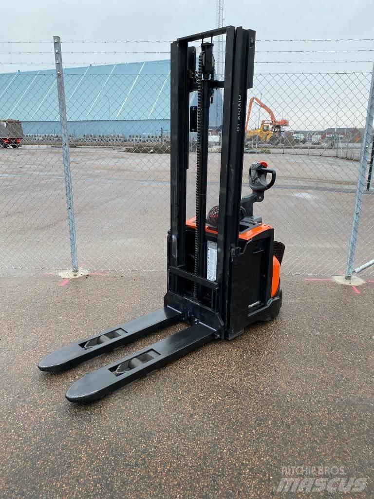 Toyota SWE120 Pedestrian stacker