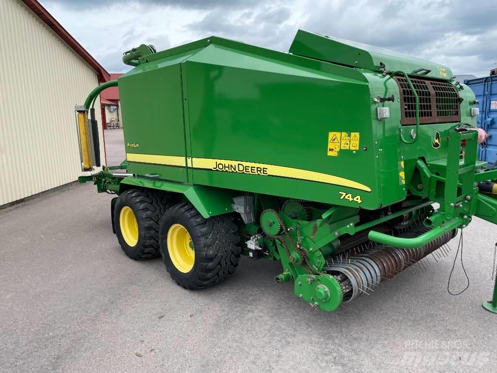 John Deere 744 H Round balers