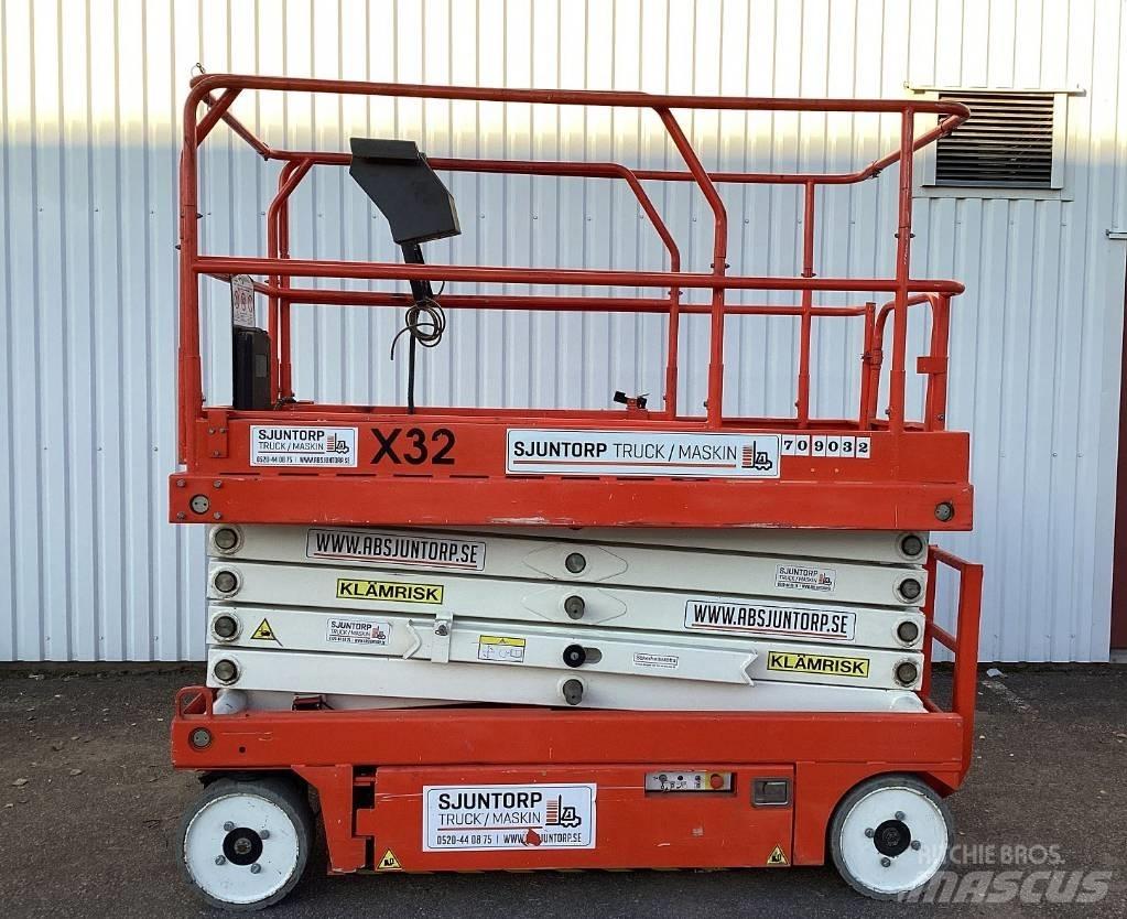 UpRight X32 Scissor lifts