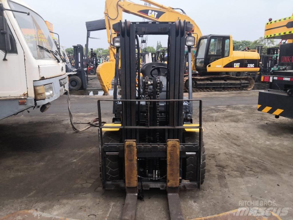 Komatsu 30 Diesel trucks