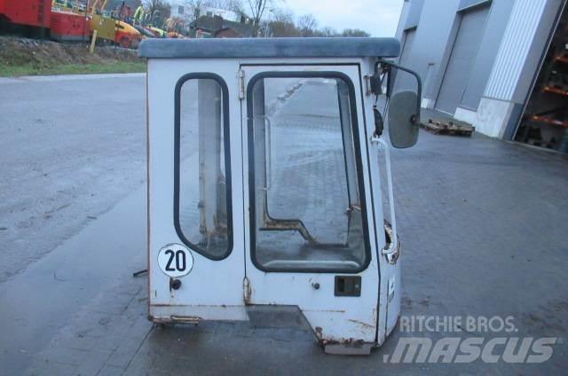 Kubota R 520 Cabins and interior