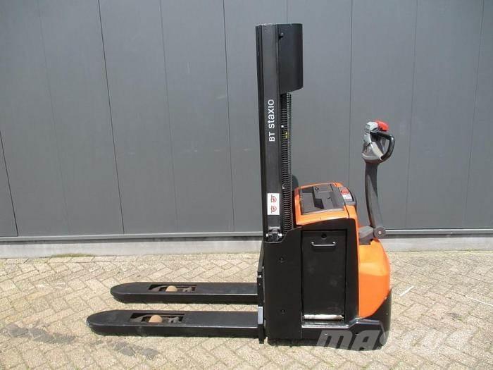 Toyota SWE 120L Pedestrian stacker