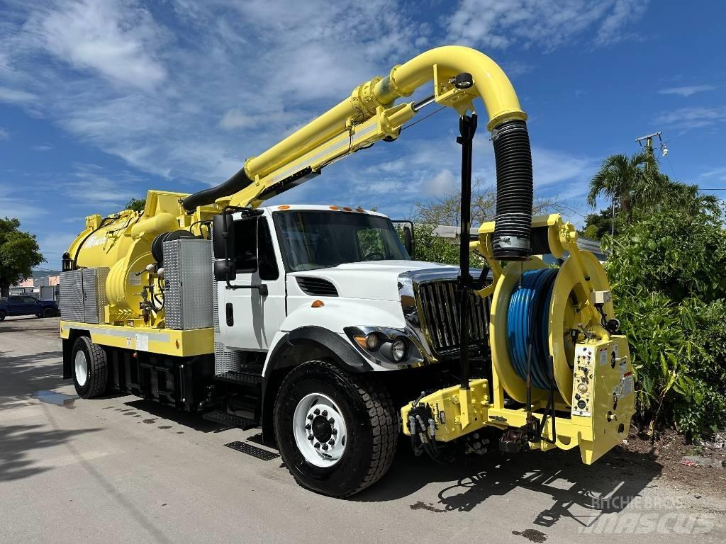 International 7400 Commercial vehicle