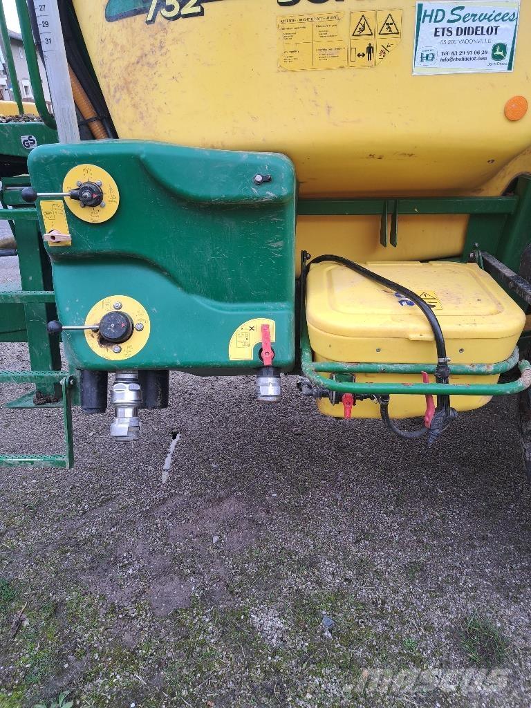 John Deere 732 Trailed sprayers