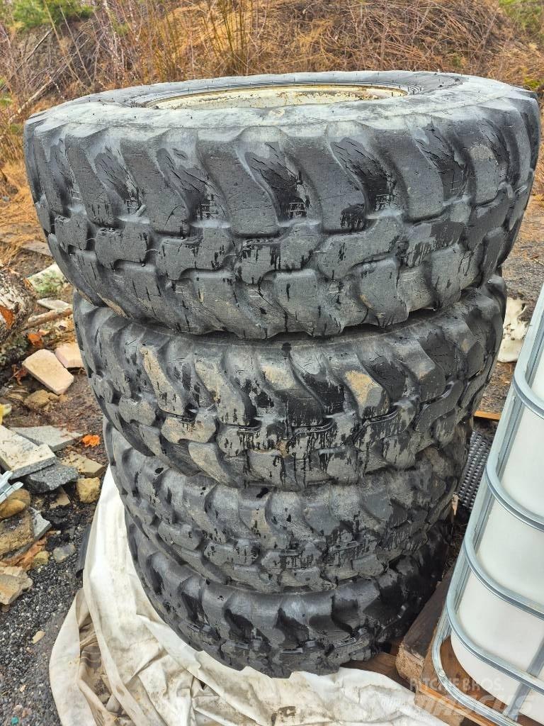 Dunlop 365/80R20 Tyres, wheels and rims