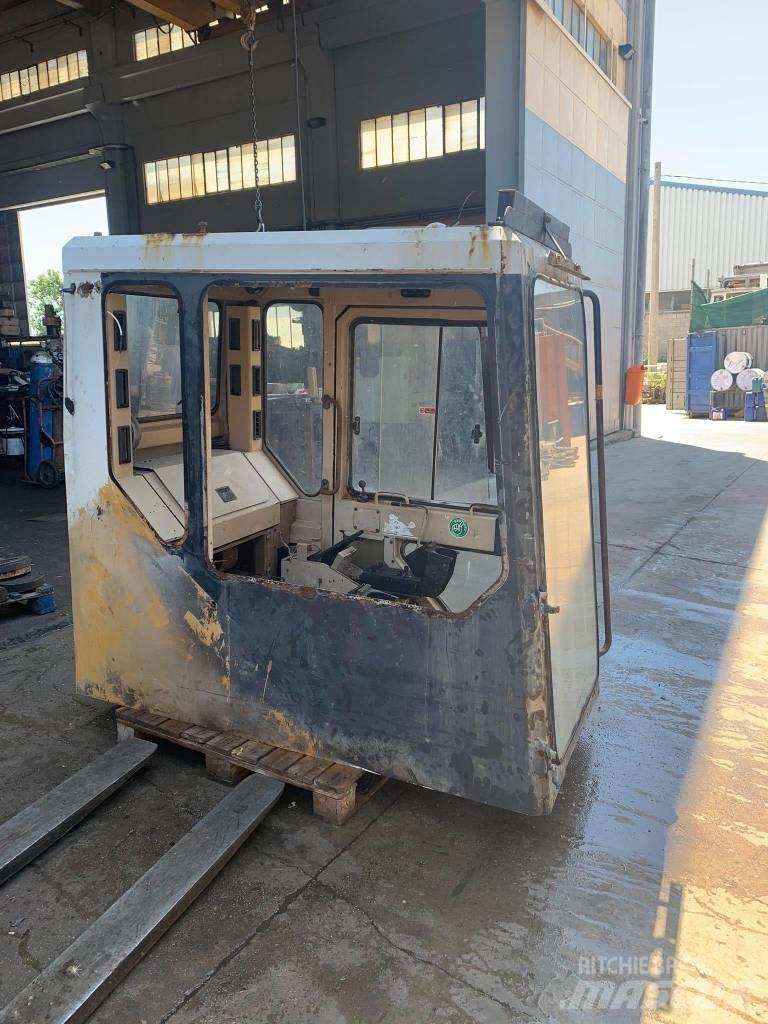 CAT 375 Cabins and interior