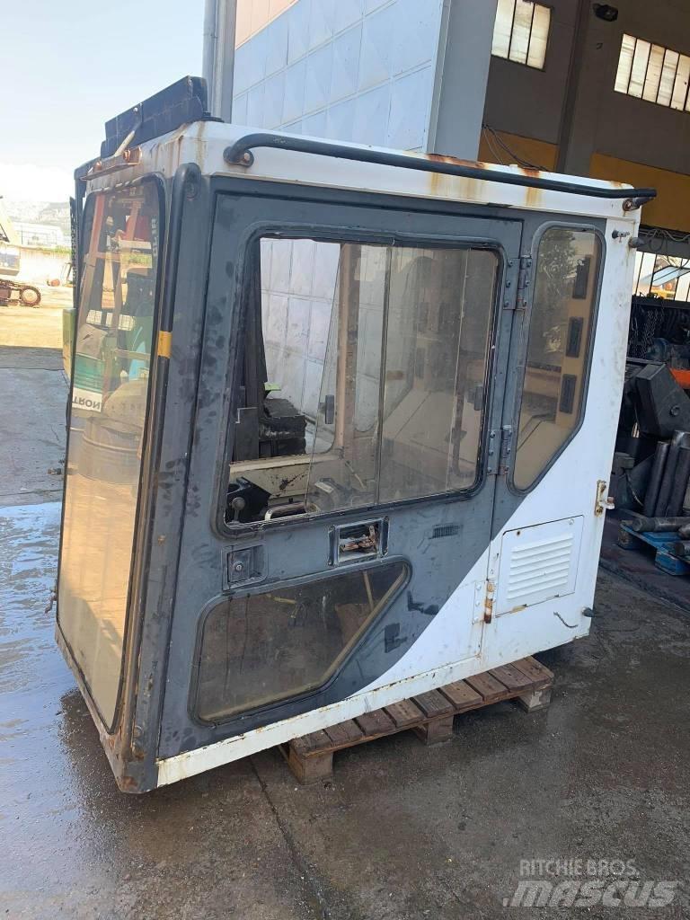 CAT 375 Cabins and interior