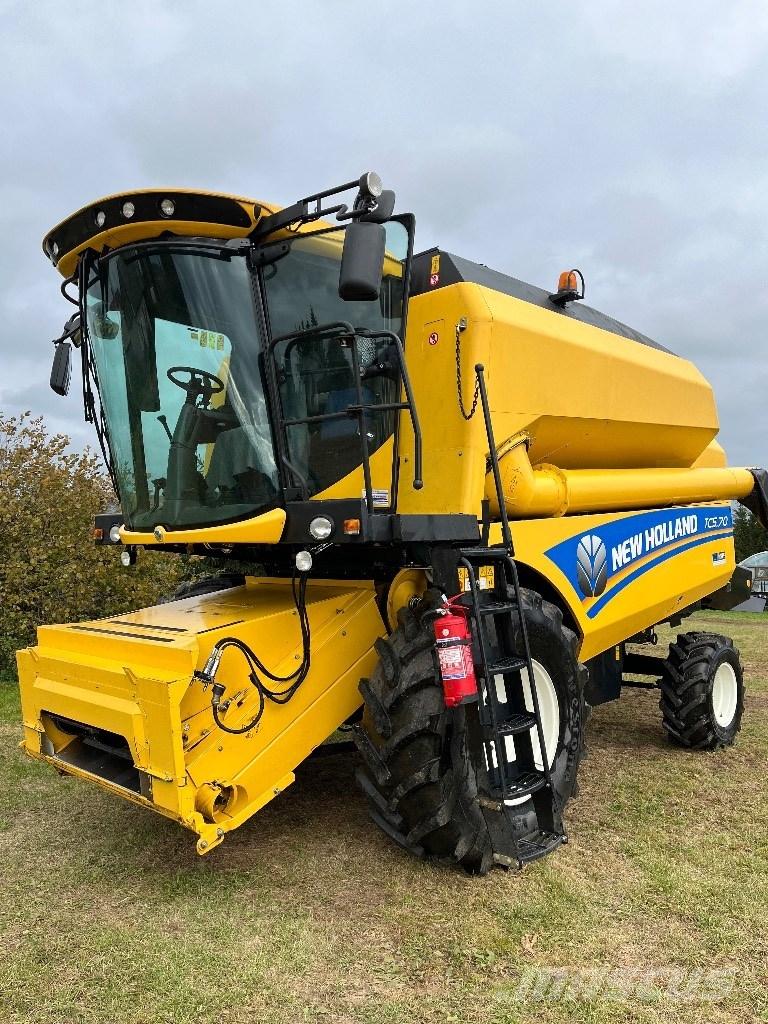 New Holland TC 5.70 Combine harvesters