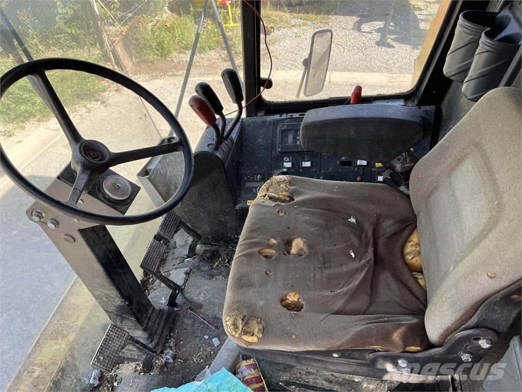 New Holland TX 32 Combine harvesters