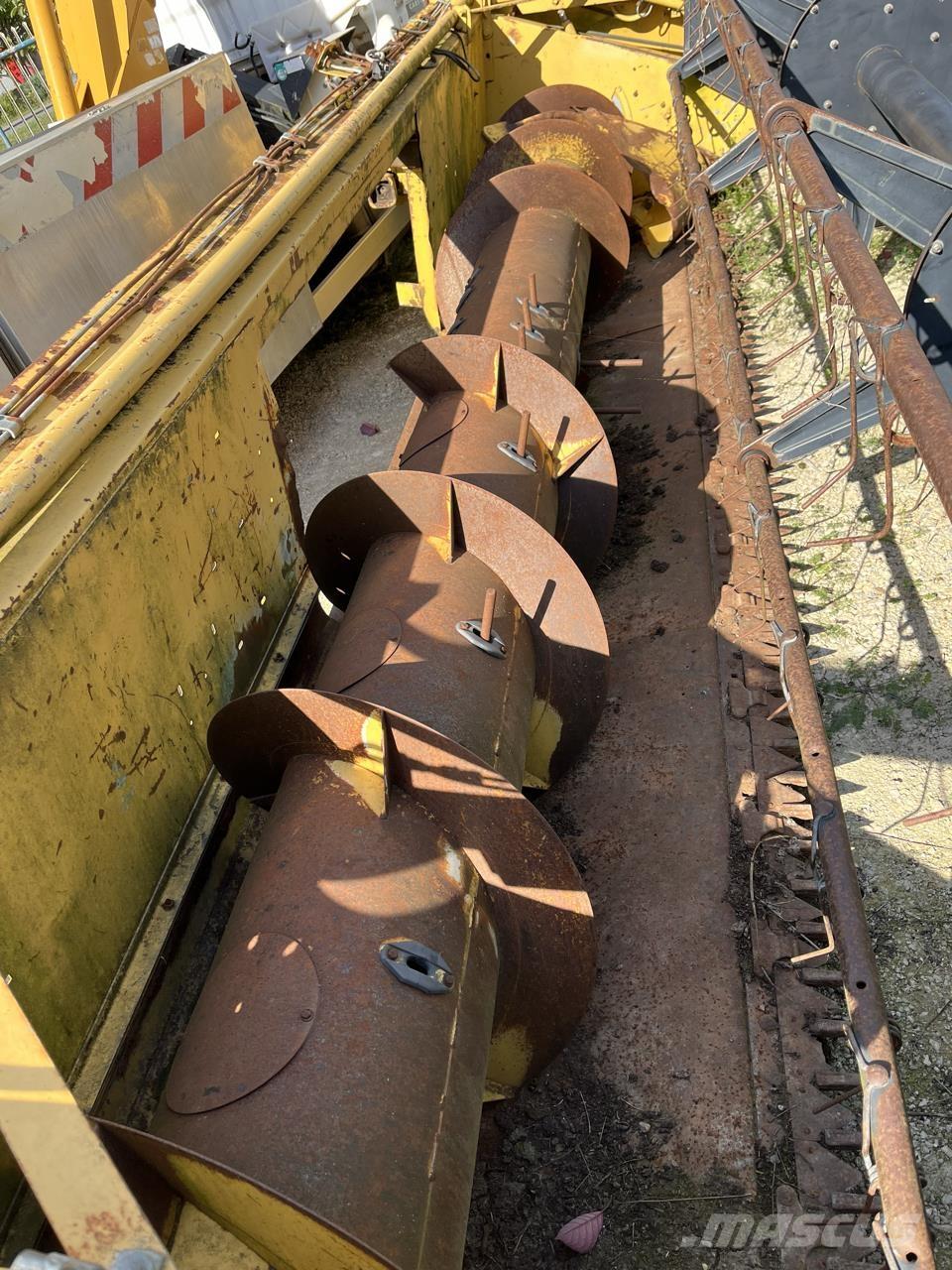 New Holland TX 32 Combine harvesters