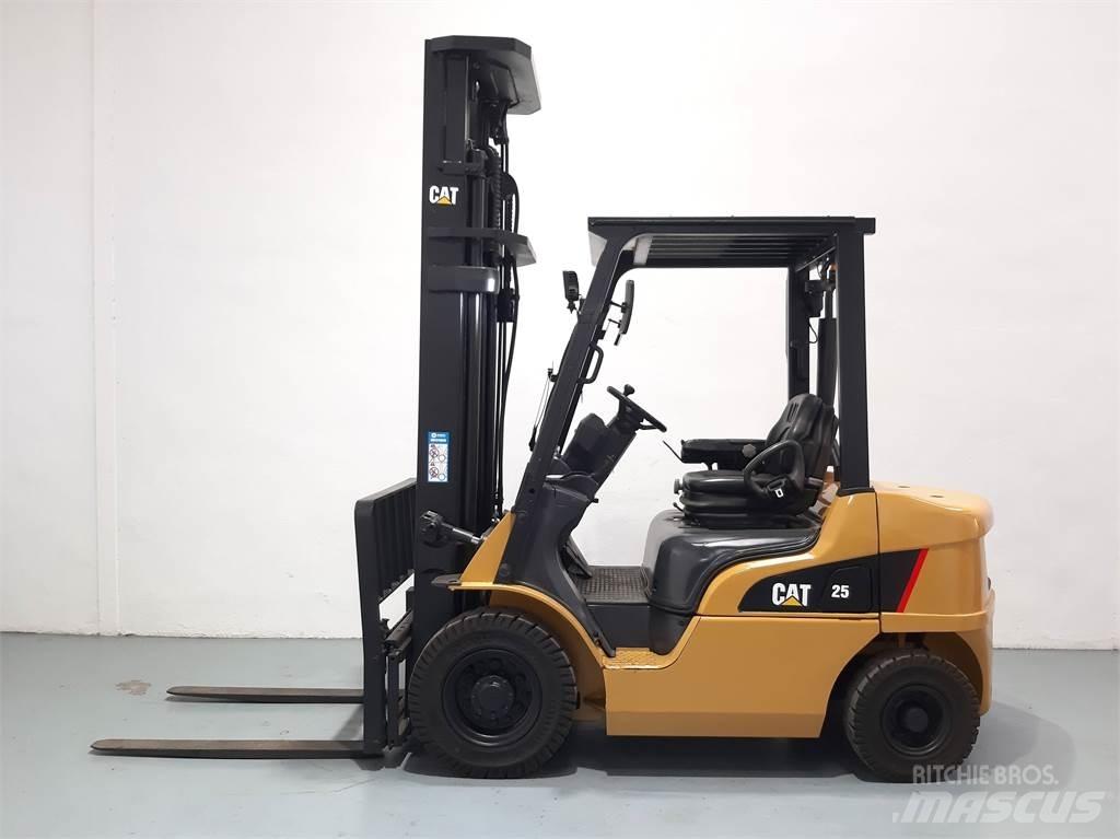 CAT DP25NT Diesel trucks