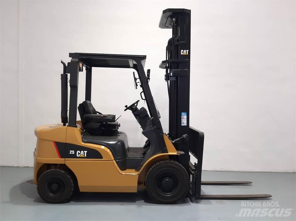 CAT DP25NT Diesel trucks