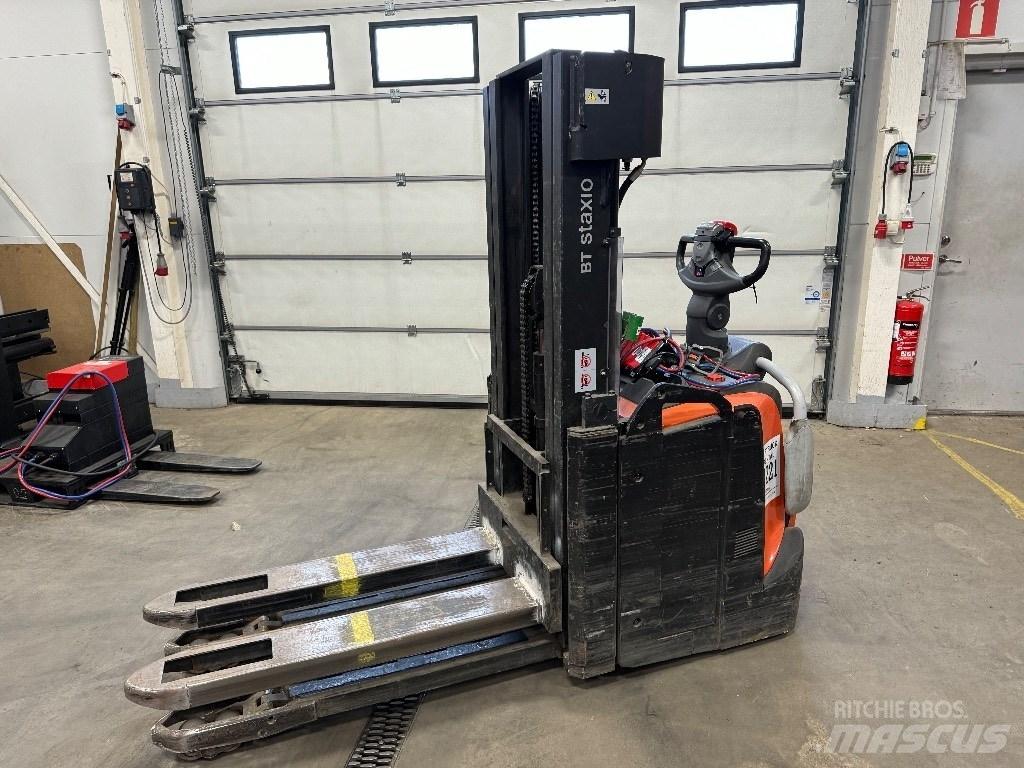 Toyota SPE160L Pedestrian stacker