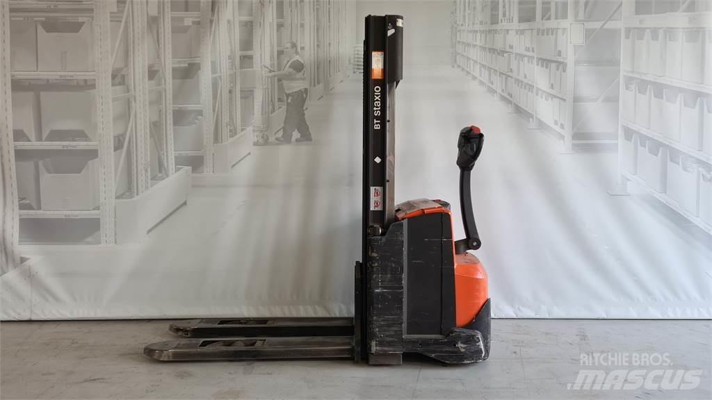 Toyota SWE120 Pedestrian stacker