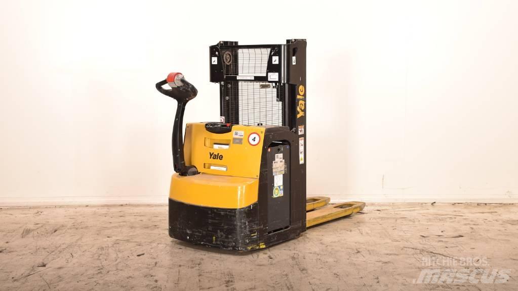 Yale MS 14 AC Pedestrian stacker