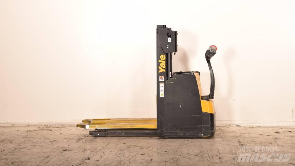 Yale MS 14 AC Pedestrian stacker
