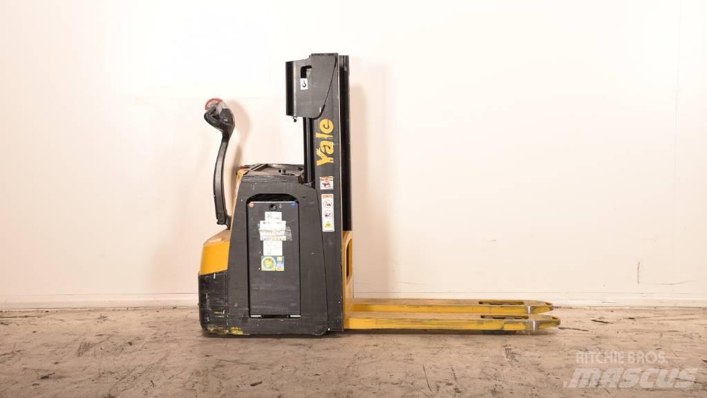 Yale MS 14 AC Pedestrian stacker