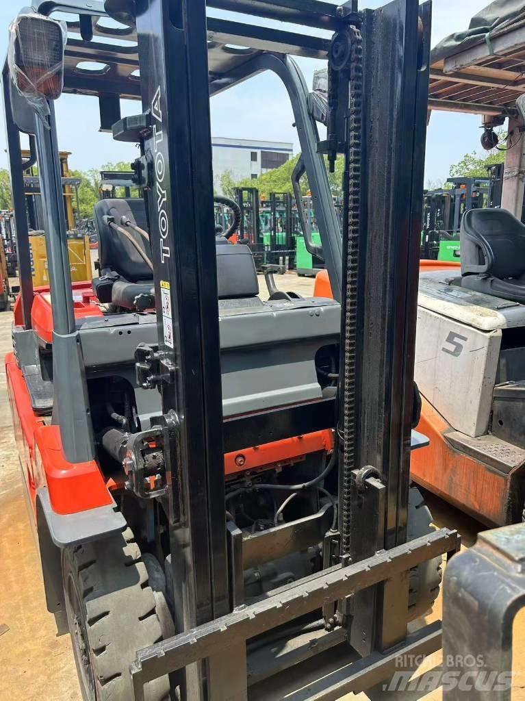 Toyota 15 Electric forklift trucks