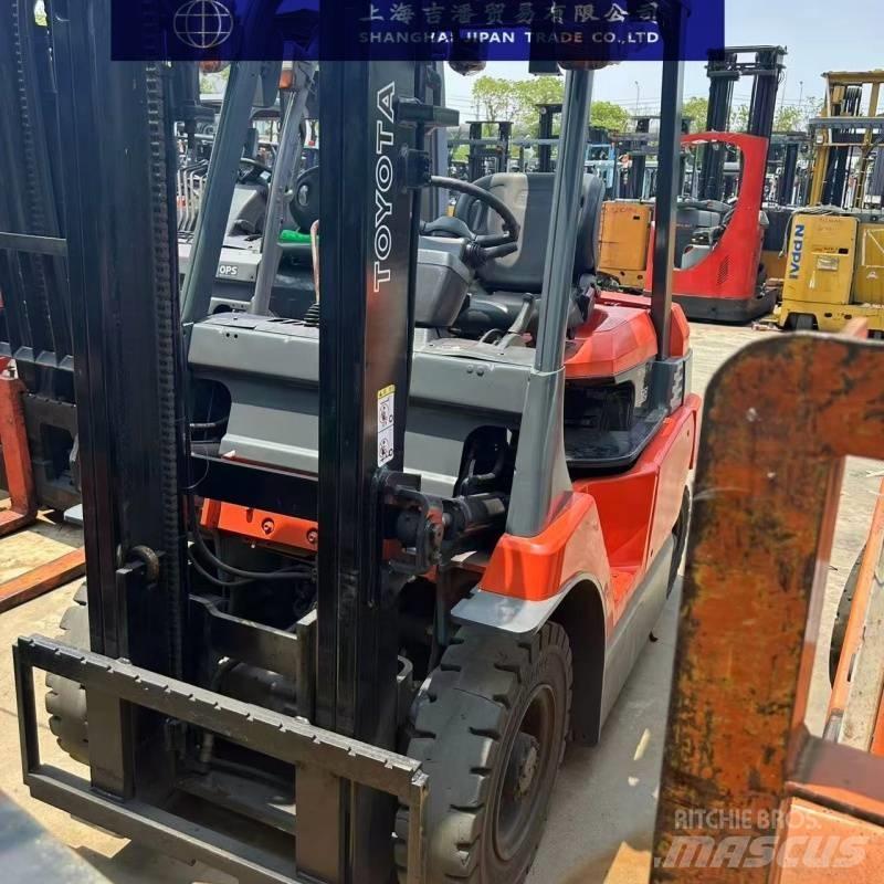 Toyota 15 Electric forklift trucks
