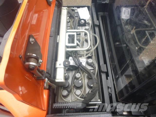 BT SPE 140 L Pedestrian stacker