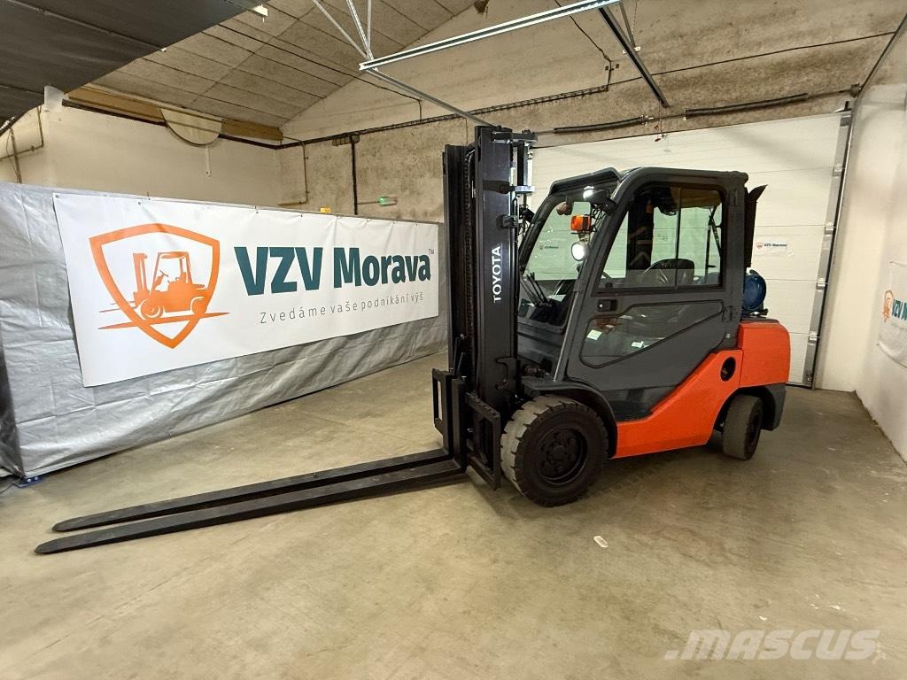 Toyota 02-8 FGJF 35 LPG trucks