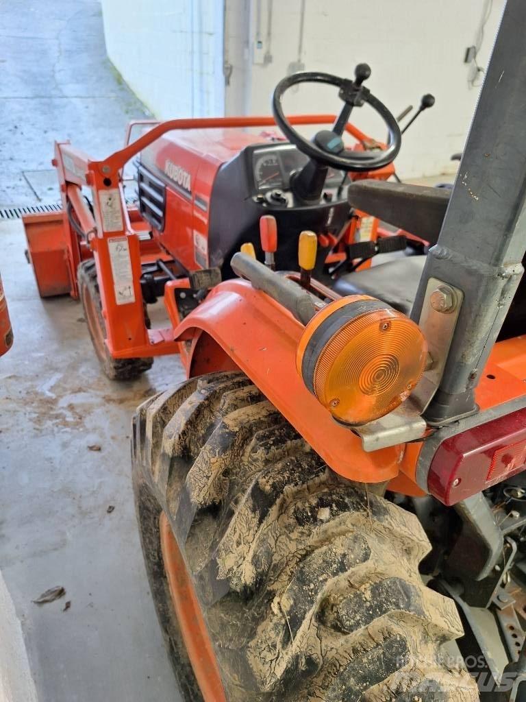 Kubota B 2710 Tractors