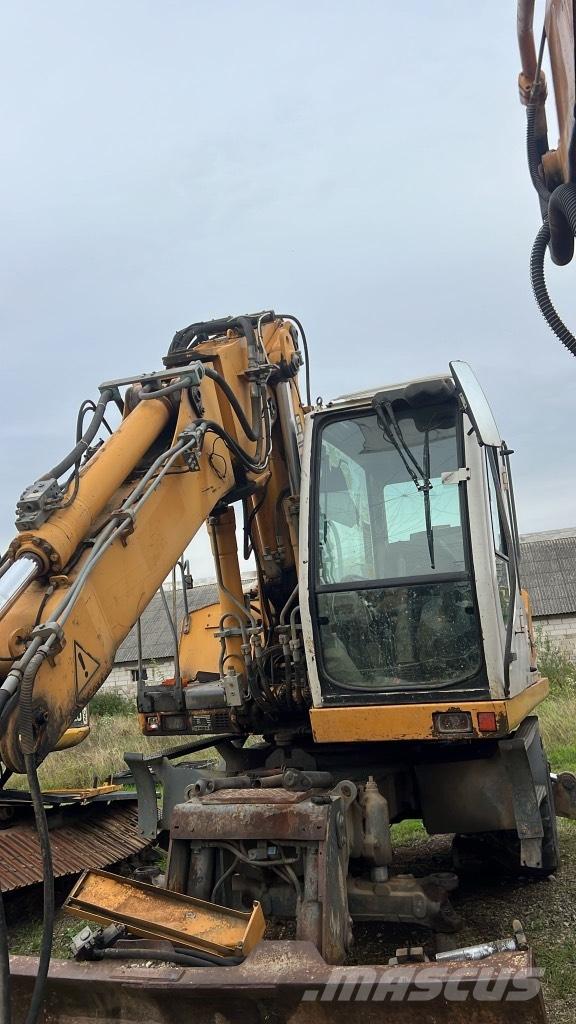Liebherr A 900 C Chassis and suspension