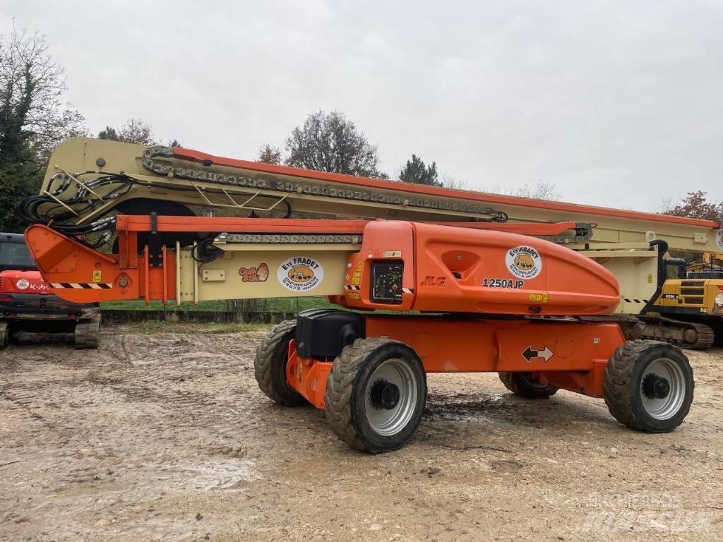 JLG 1250 AJP Articulated boom lifts