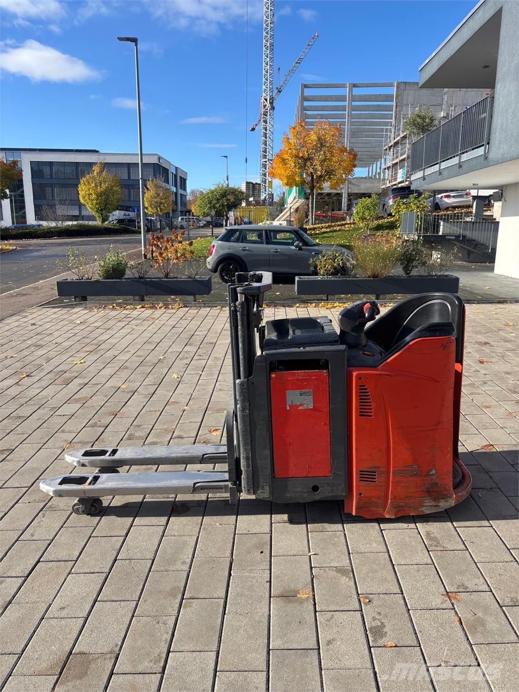 Linde L12 LHP SP Self propelled stackers