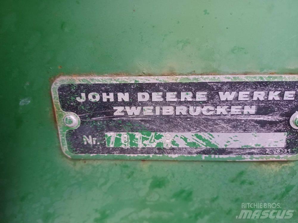 John Deere 1000 Cultivators