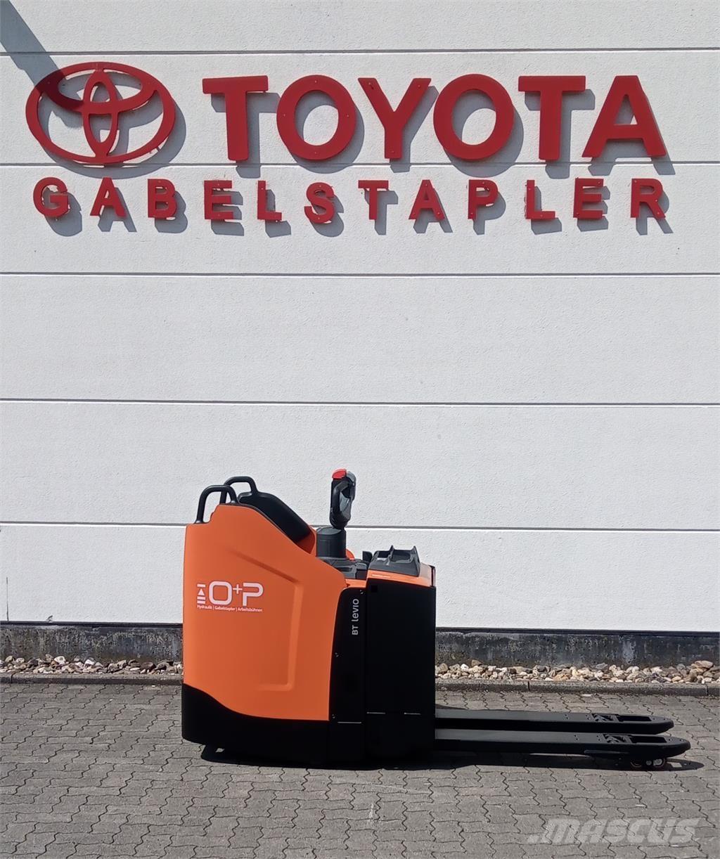 Toyota LPE 250 Pedestrian stacker