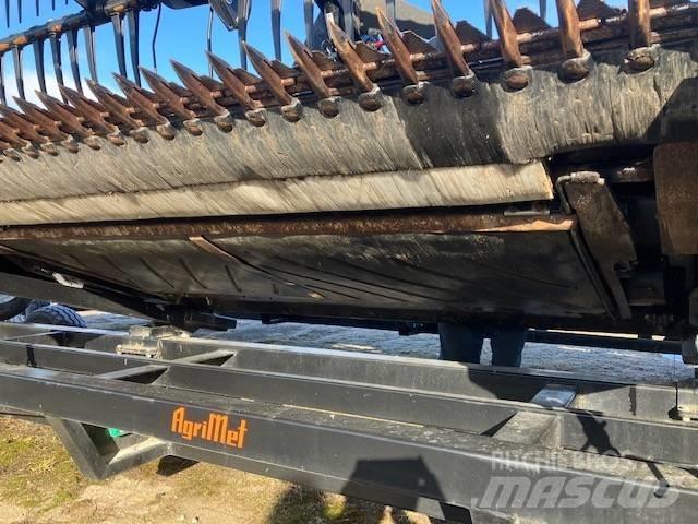MacDon FD135 Combine harvester heads