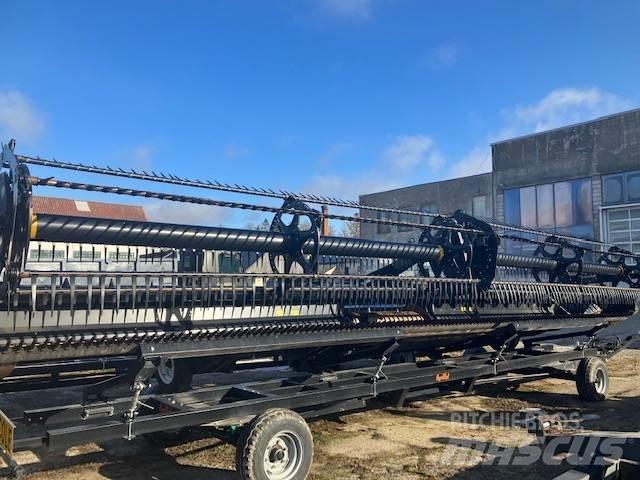 MacDon FD135 Combine harvester heads