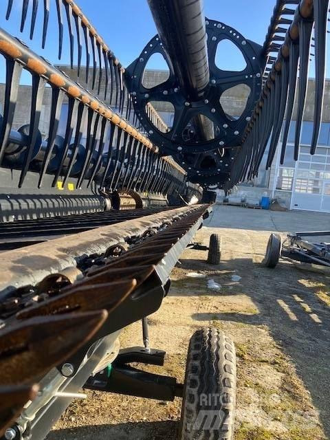 MacDon FD135 Combine harvester heads