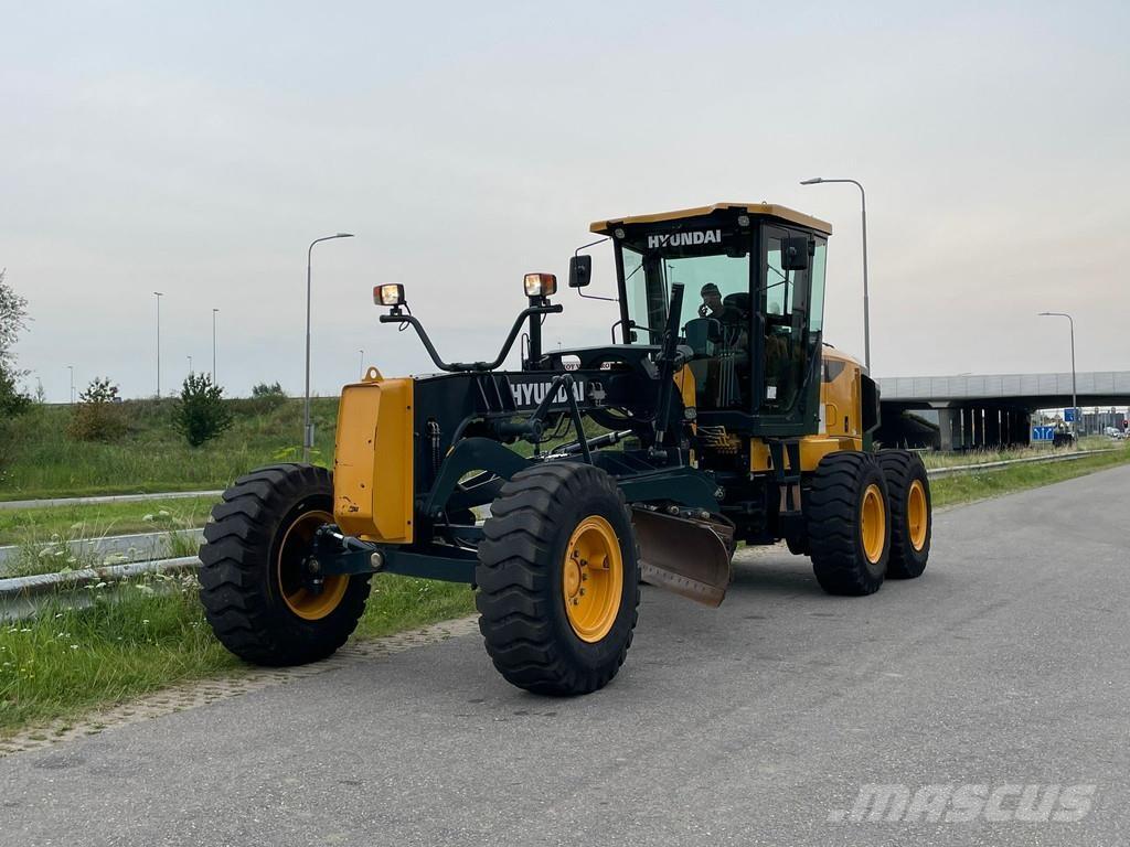 Hyundai HG130 Graders