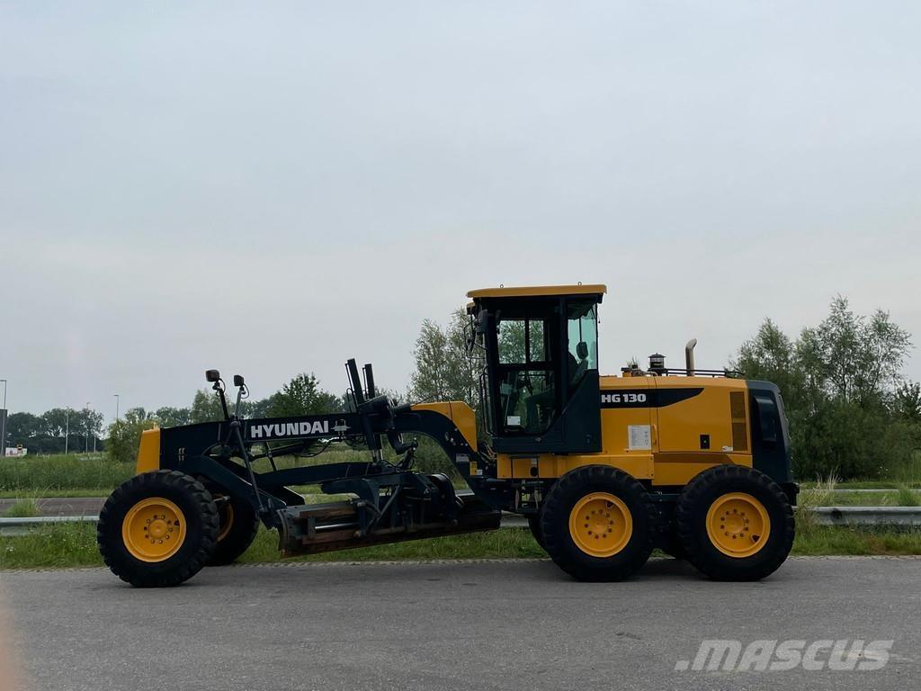 Hyundai HG130 Graders