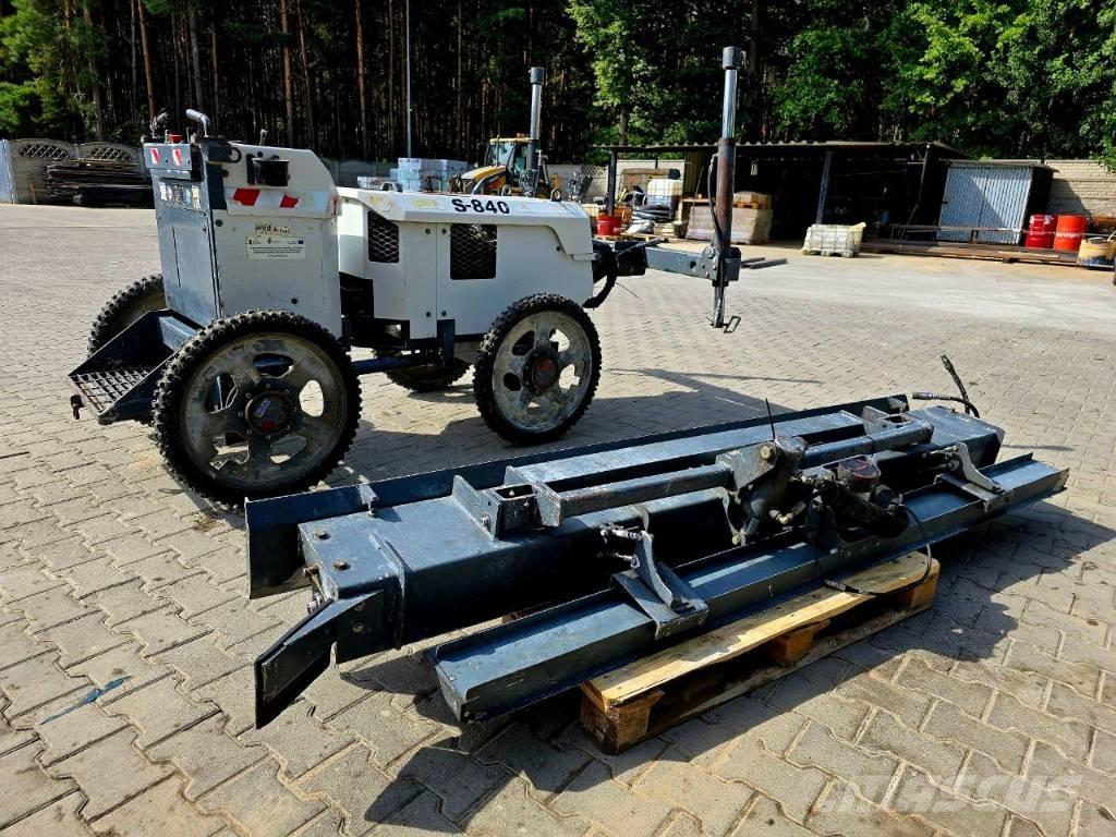 Somero S840 Concrete distribution booms